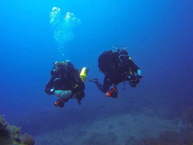 Diver working on their trim on ascend/ descend training. Rebreatherpro-Training