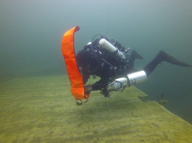 Diver passing through a swim through Rebreatherpro-Training