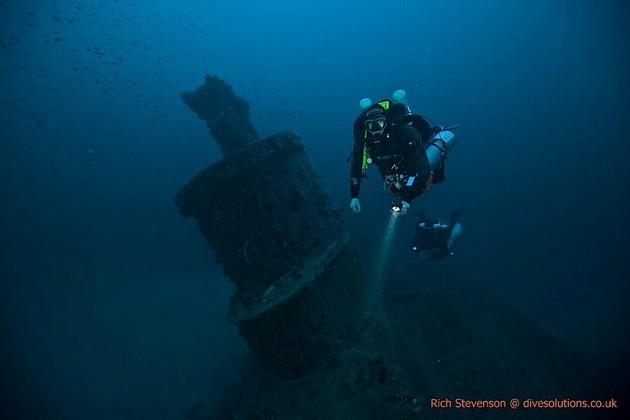 Photo looking up out of the water through the minor whilst ice diving. Rebreatherpro-Training