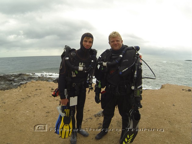 Divers using there check list before rebreather diving. Rebreatherpro-Training