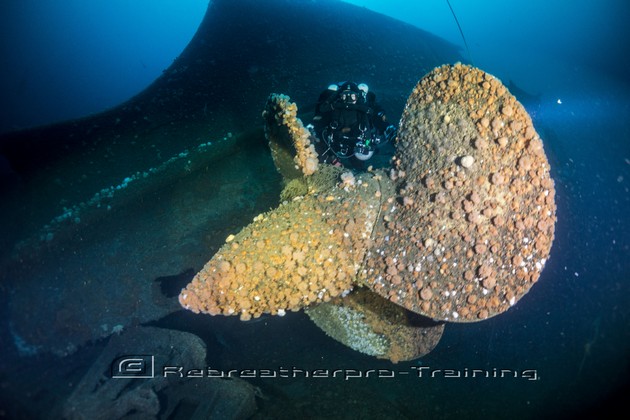 CCR divers descending to the wreck of the blue bird. Rebreatherpro-Training