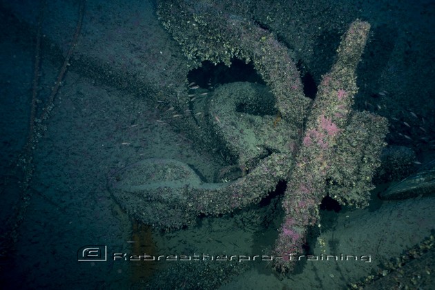 Diver loading the Amphora into the basket Rebreatherpro-Training