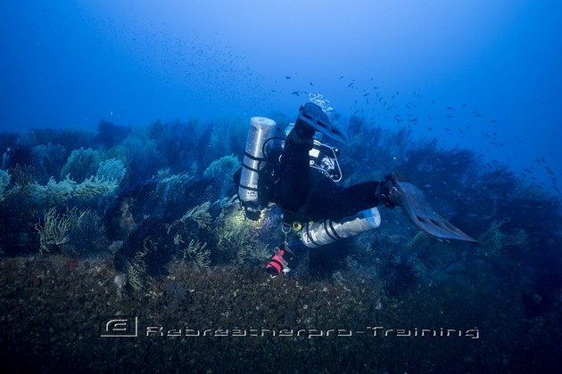 A manned submersible was used to explore the shipwreck Rebreatherpro-Training